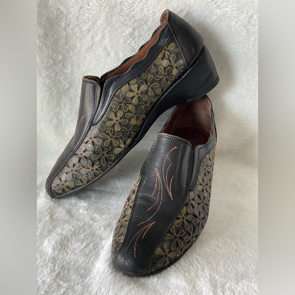 PIKOLINOS Shoes - Pikolinos women's slip-on Sz 9 leather embroidered floral cut-out